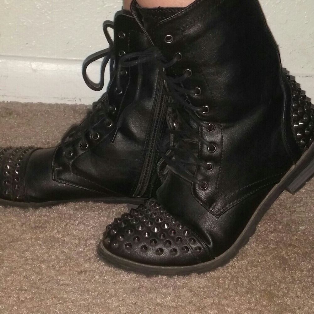 Combat boots